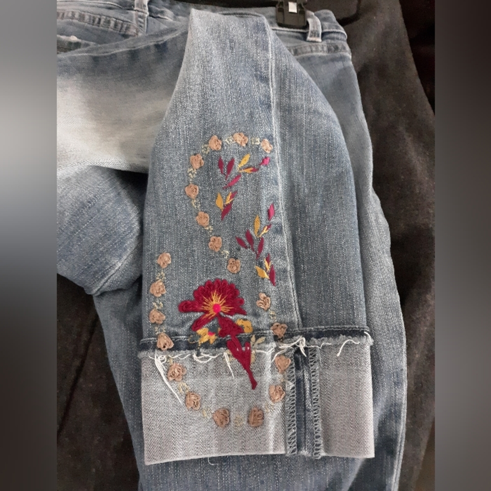 WHBM Slim Embroidered Crop Jeans - Picture 4 of 10